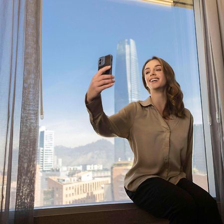 Готель Pullman Santiago El Bosque Екстер'єр фото A woman taking a selfie