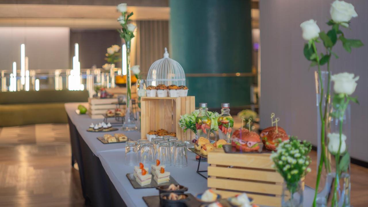 Готель Pullman Santiago El Bosque Екстер'єр фото A buffet at a hotel
