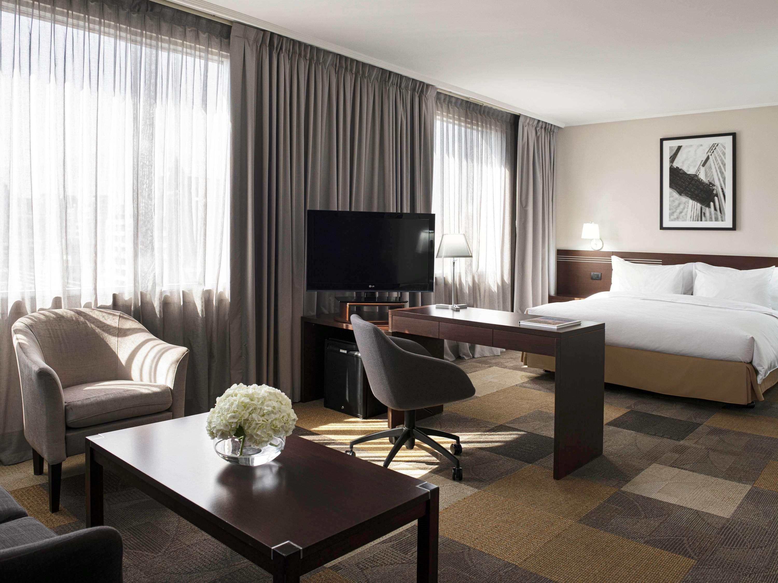 Готель Pullman Santiago El Bosque Екстер'єр фото A typical hotel room