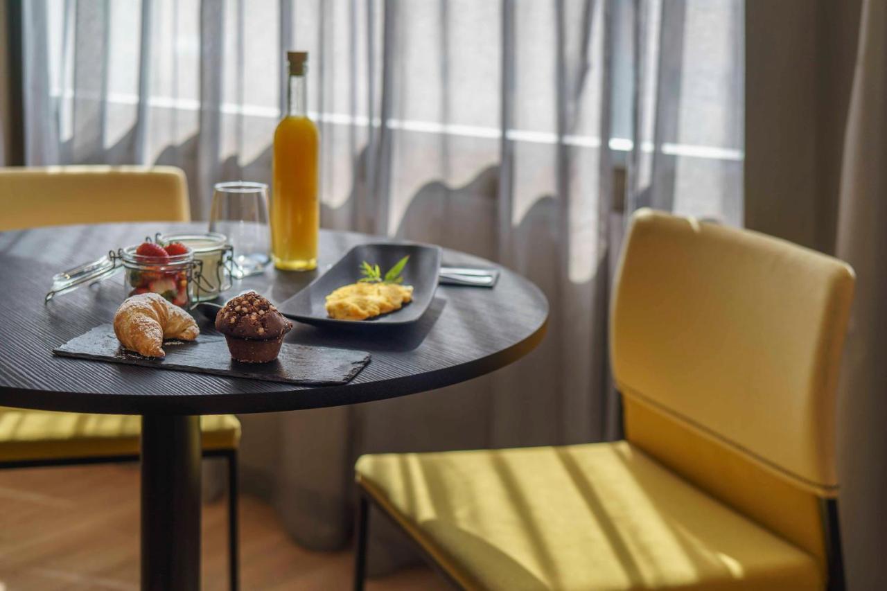 Готель Pullman Santiago El Bosque Екстер'єр фото A room at the hotel