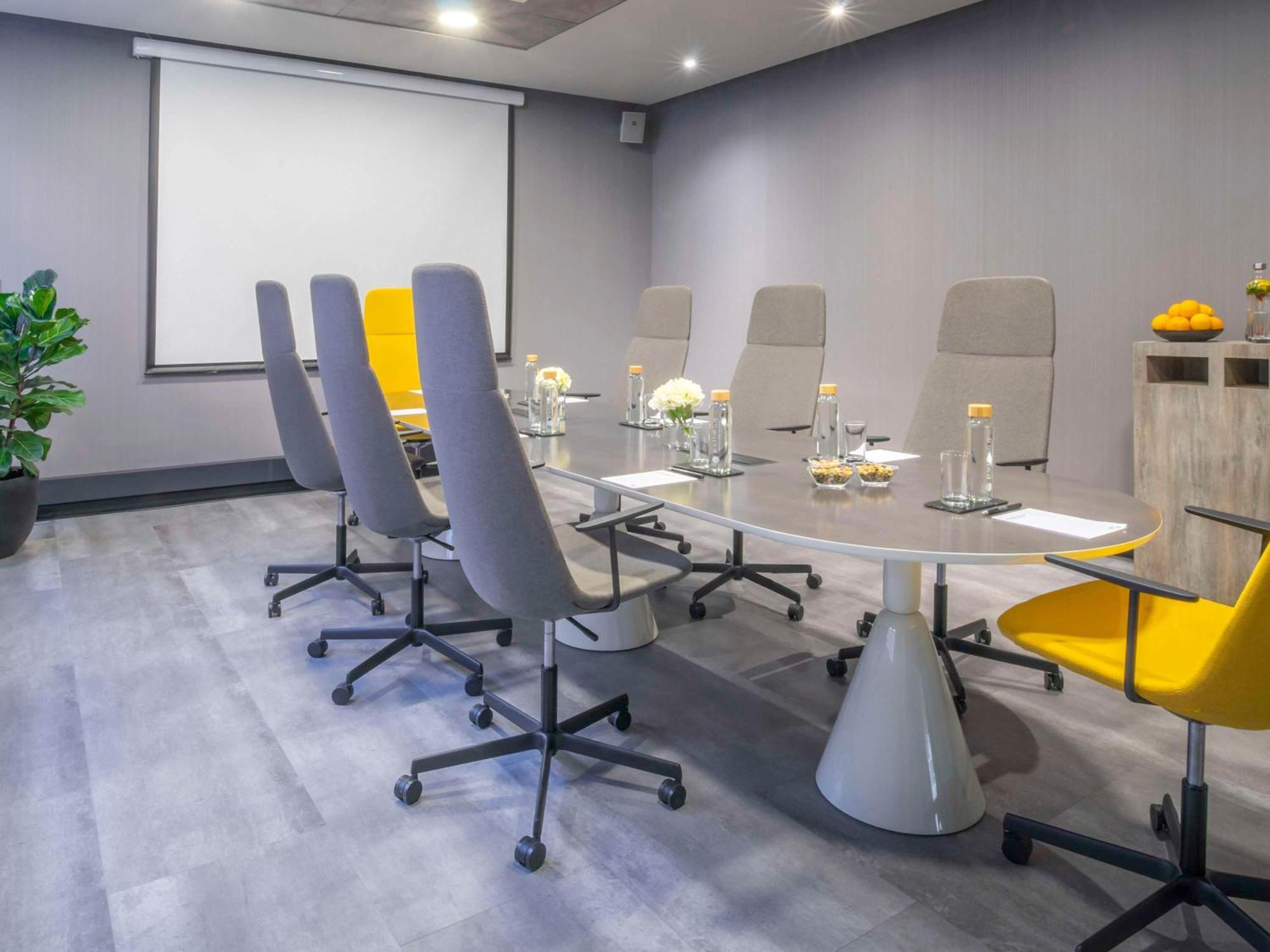 Готель Pullman Santiago El Bosque Екстер'єр фото Meeting room at the University of Law, Birmingham