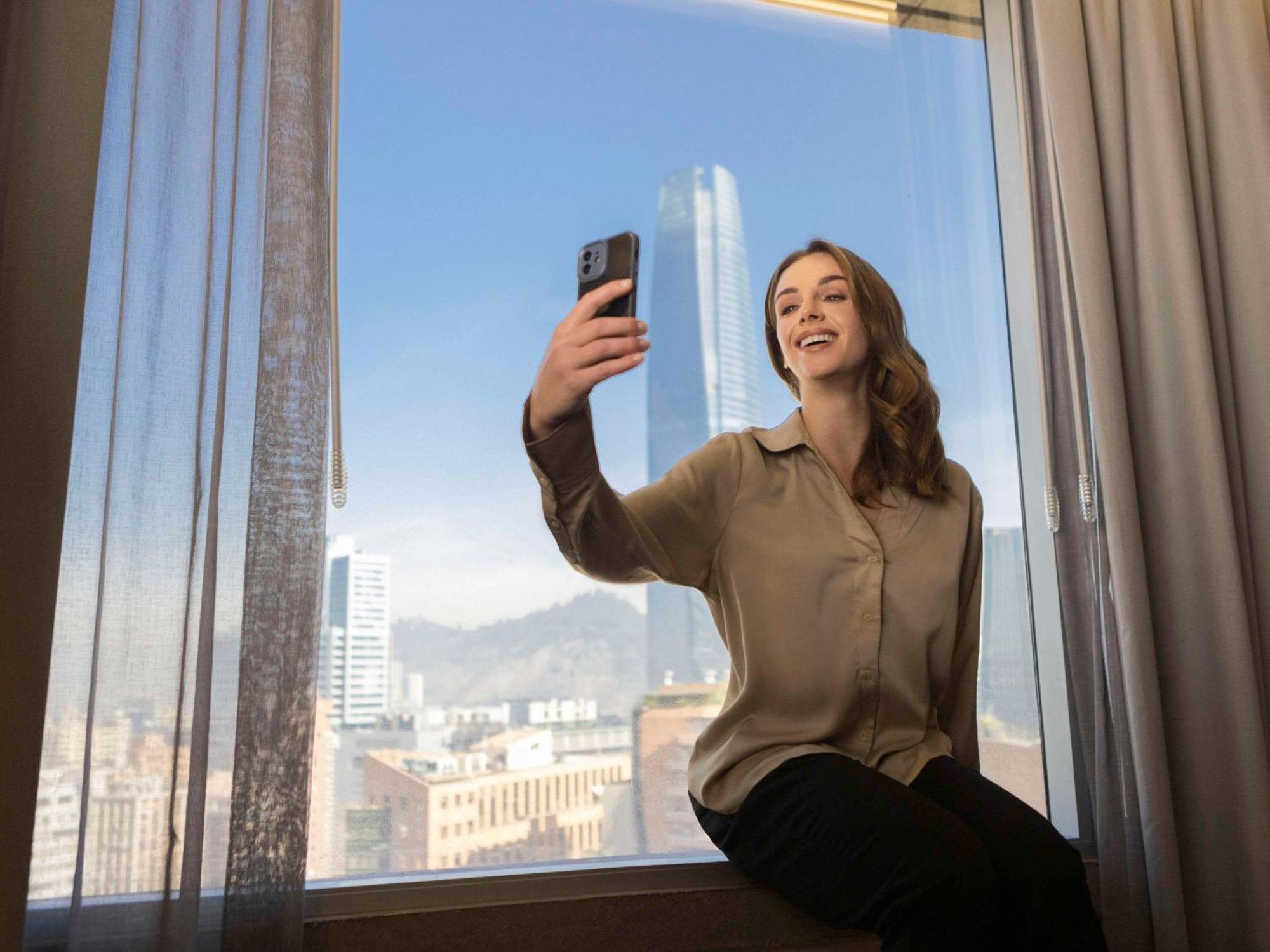 Готель Pullman Santiago El Bosque Екстер'єр фото A woman taking a selfie