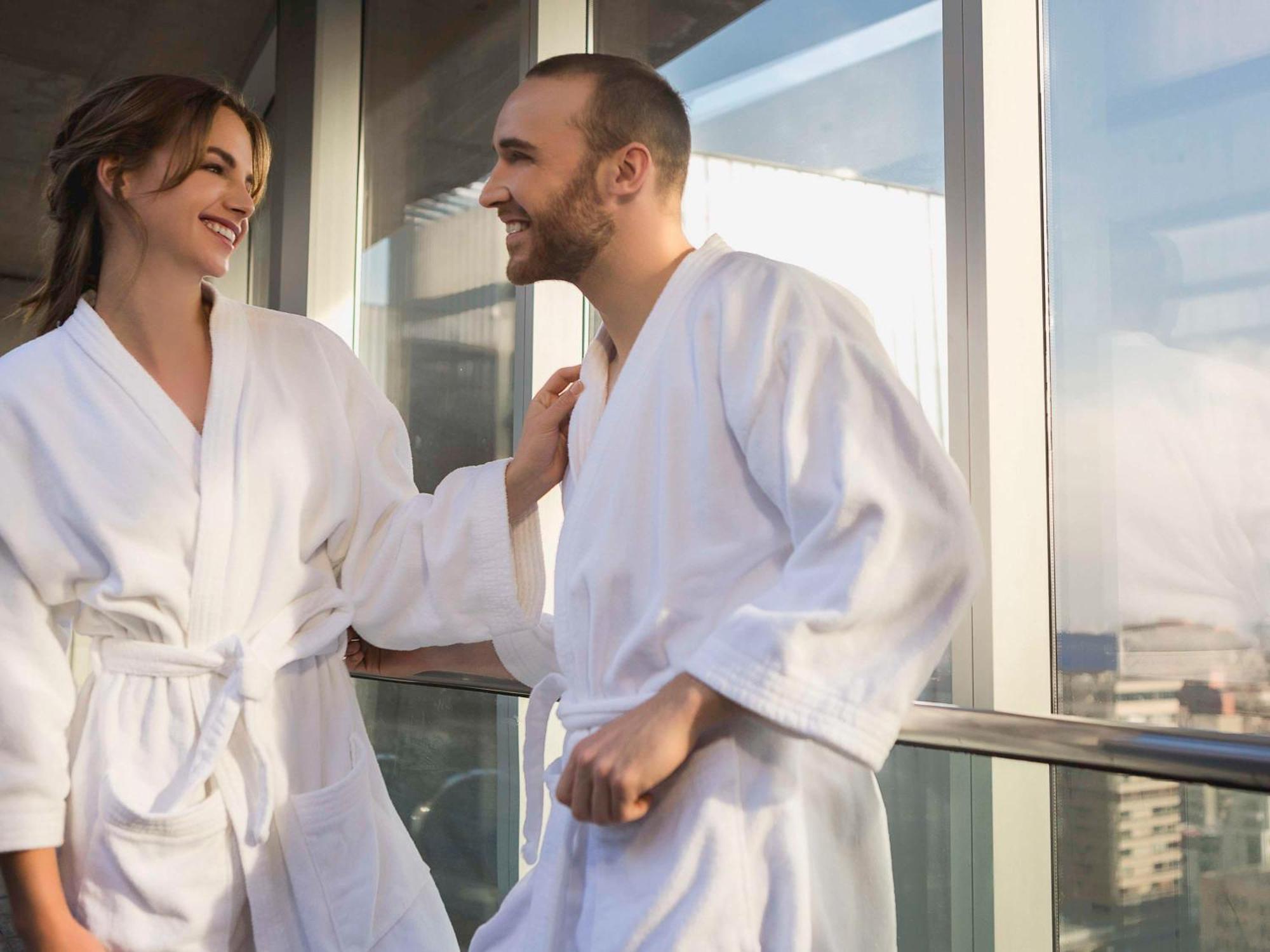 Готель Pullman Santiago El Bosque Екстер'єр фото A couple wearing bathrobes
