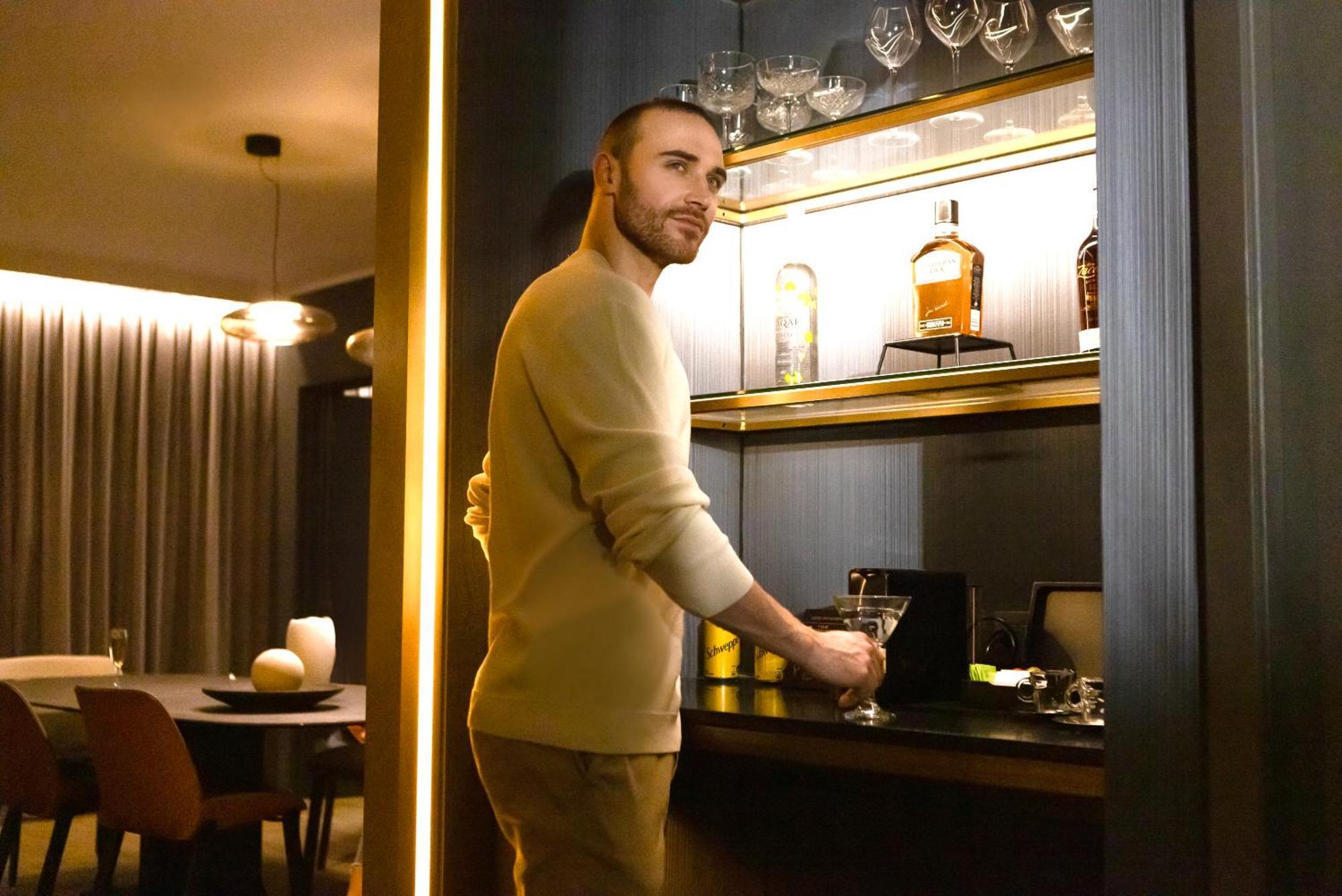 Готель Pullman Santiago El Bosque Екстер'єр фото A bartender at work