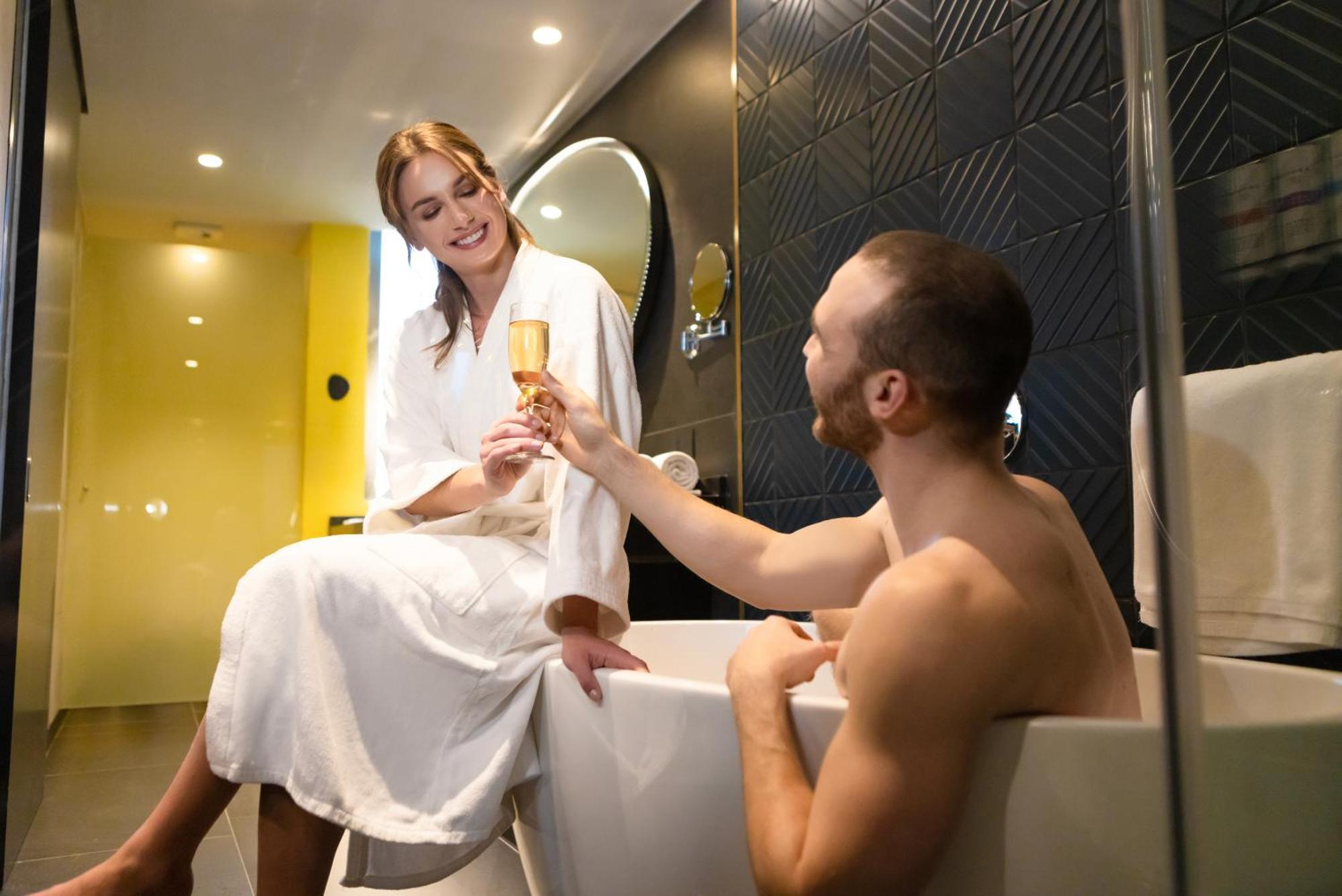 Готель Pullman Santiago El Bosque Екстер'єр фото A couple in a bathroom