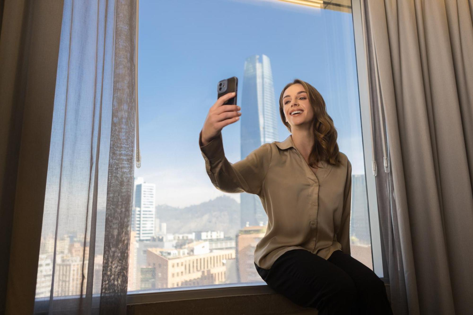 Готель Pullman Santiago El Bosque Екстер'єр фото A woman taking a selfie