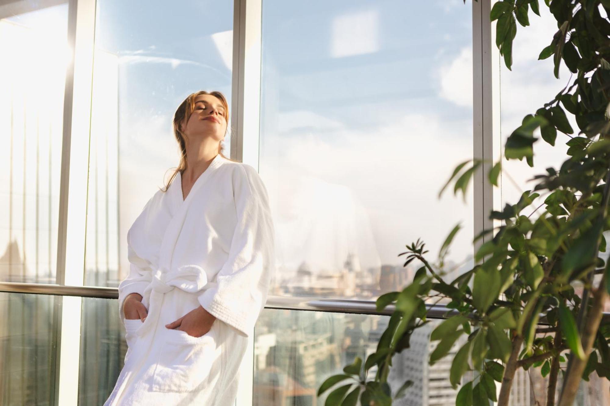 Готель Pullman Santiago El Bosque Екстер'єр фото A woman wearing a bathrobe