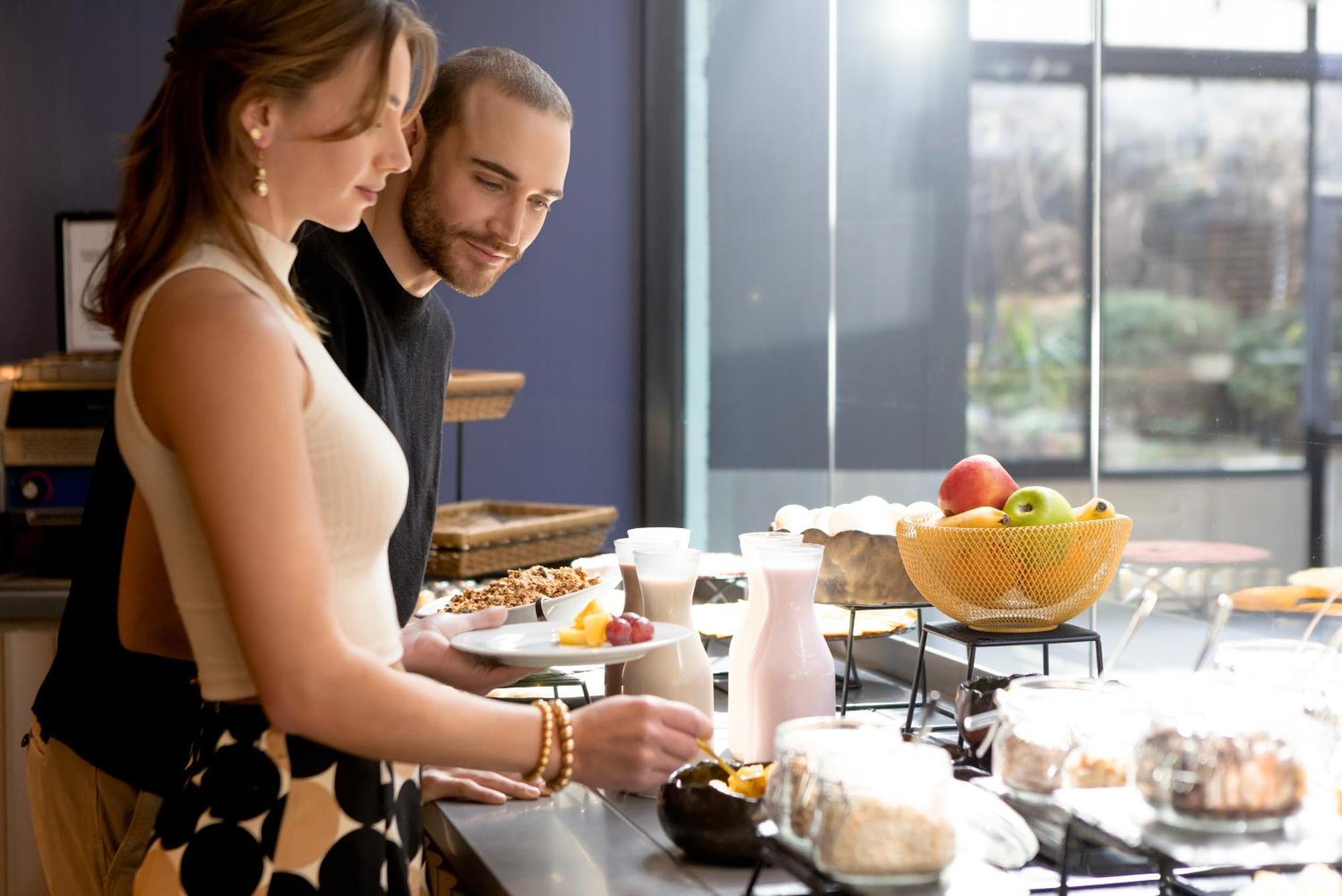 Готель Pullman Santiago El Bosque Екстер'єр фото A couple cooking together