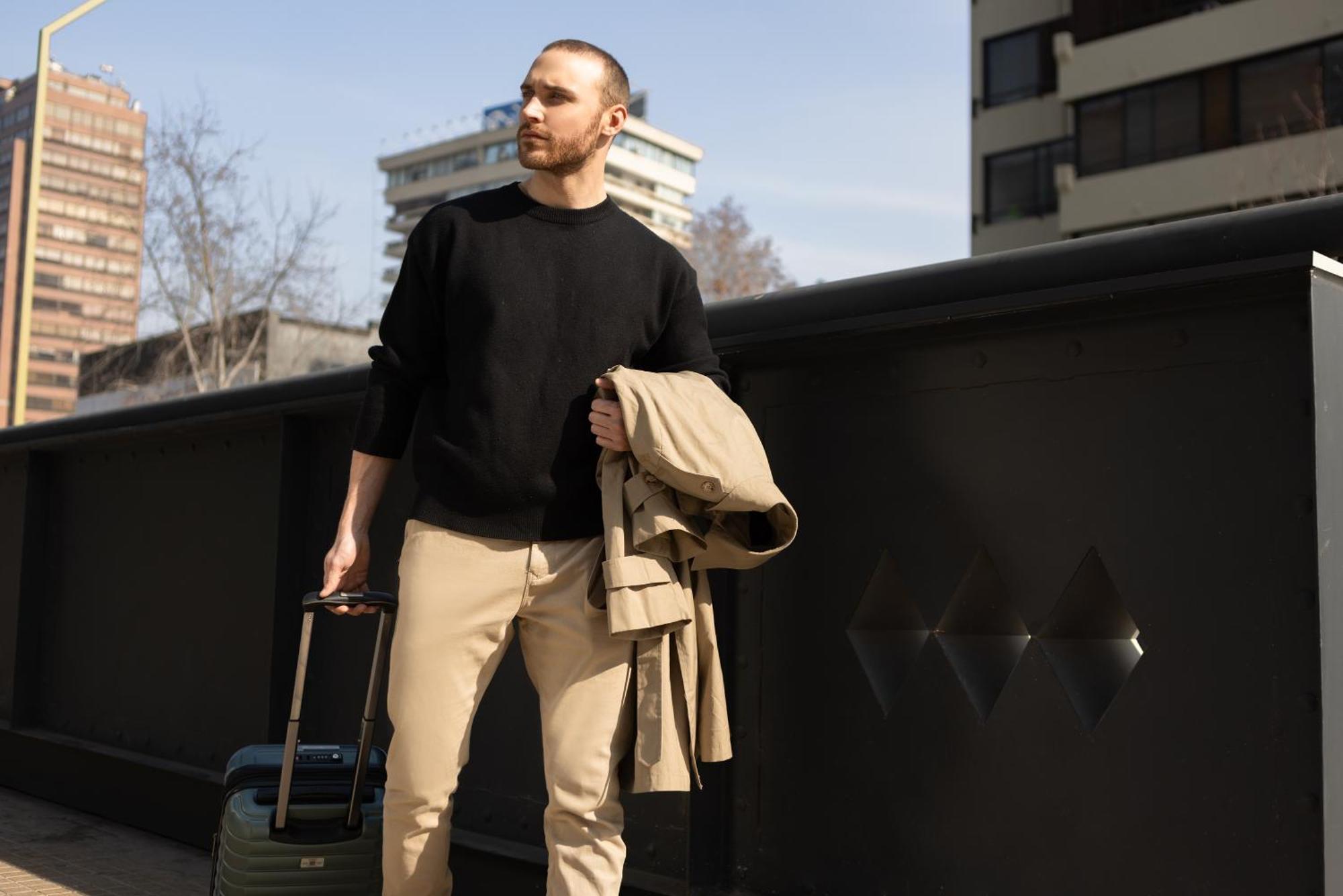Готель Pullman Santiago El Bosque Екстер'єр фото A man wearing a crew neck sweater