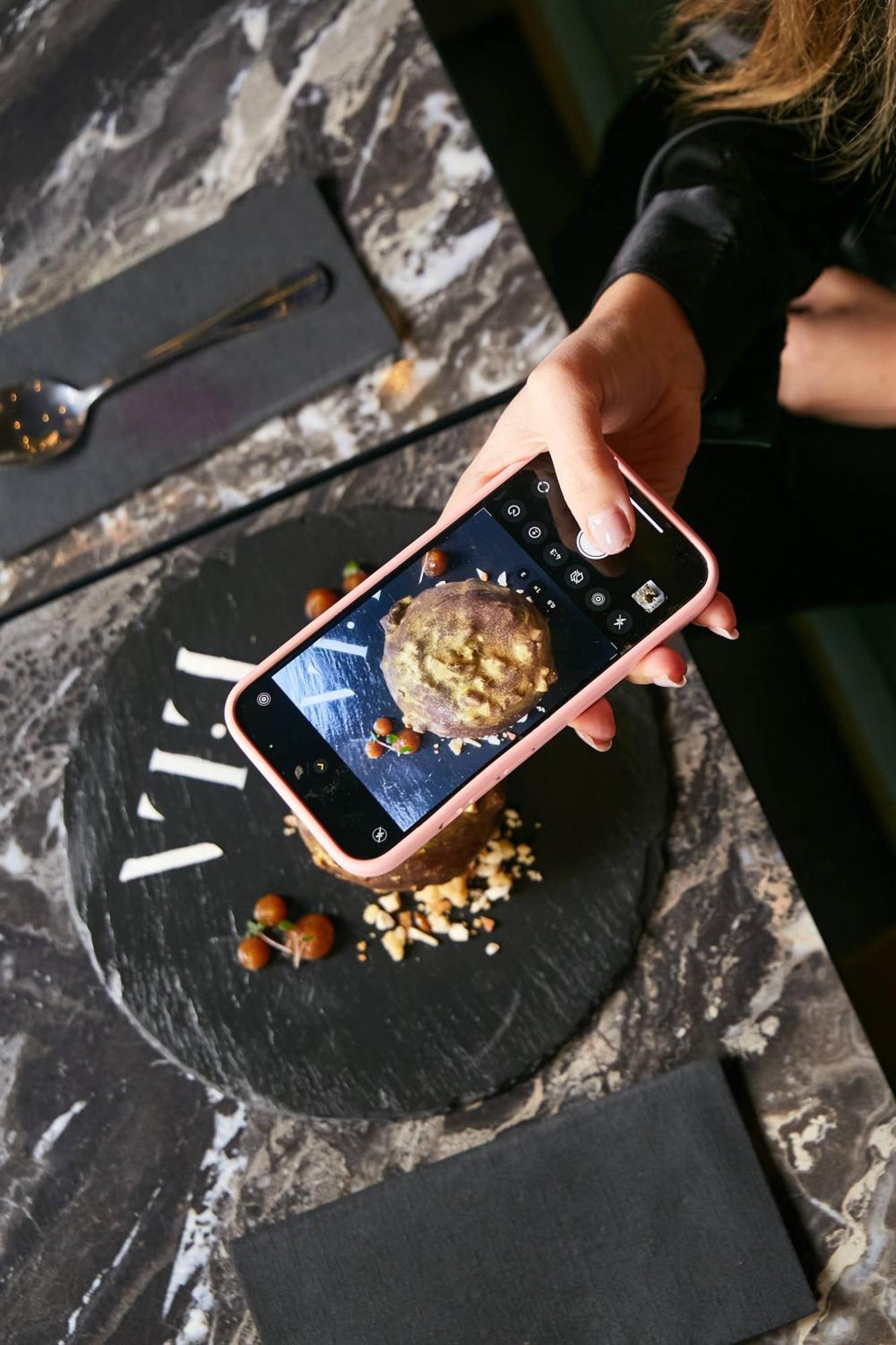Готель Pullman Santiago El Bosque Екстер'єр фото A smartphone being used to take a photograph of a food item