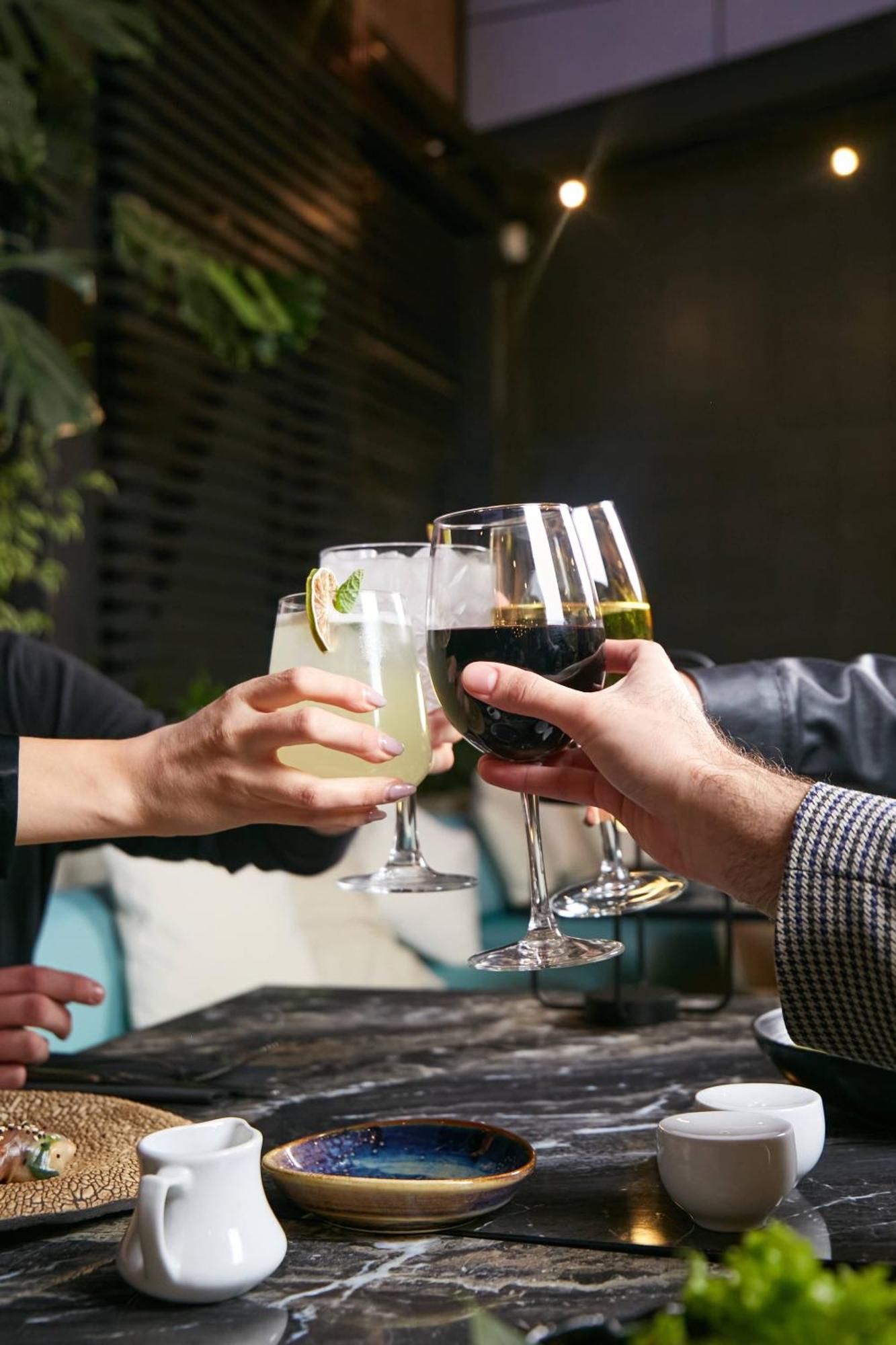 Готель Pullman Santiago El Bosque Екстер'єр фото A toast with wine and cocktails