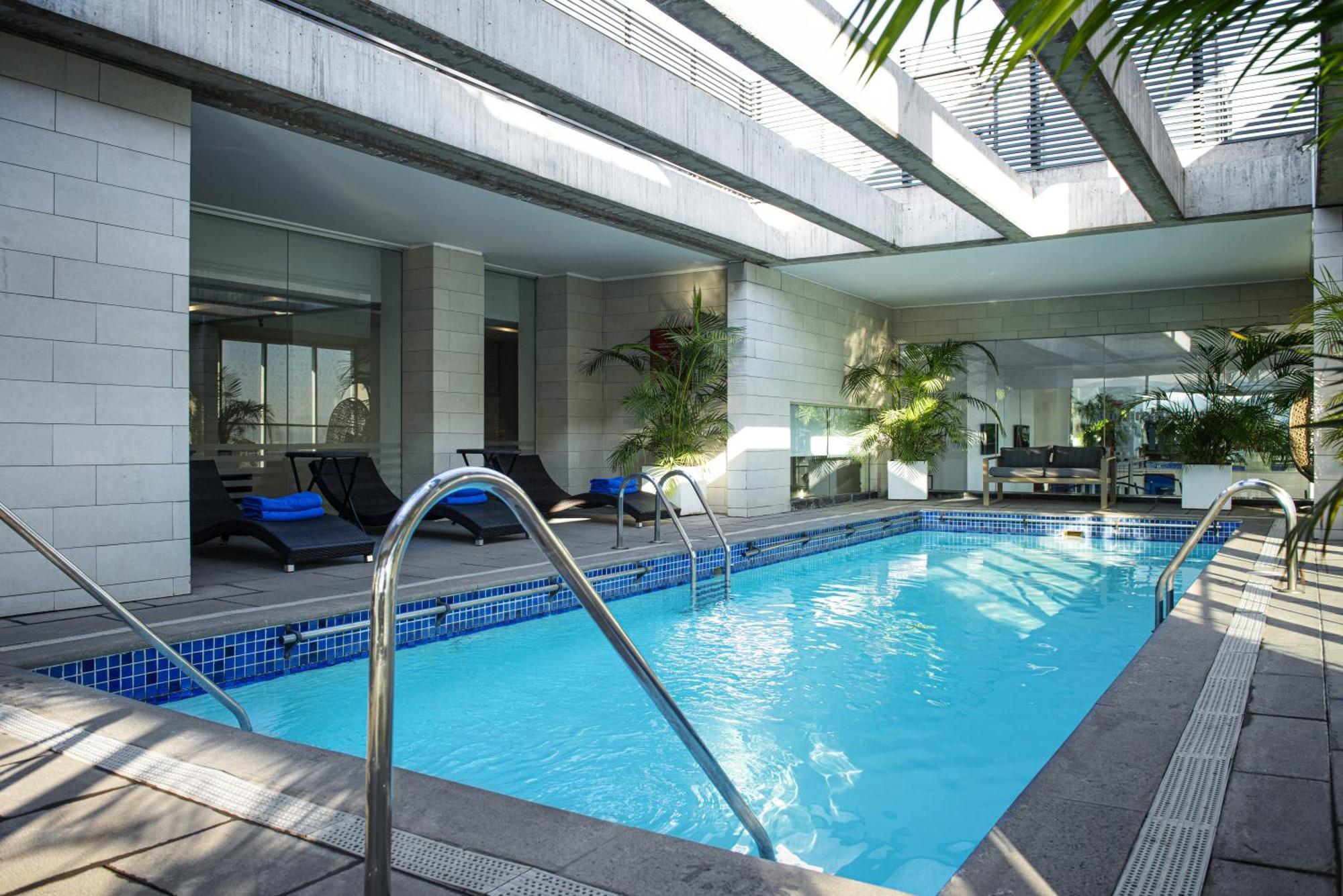 Готель Pullman Santiago El Bosque Екстер'єр фото The pool at the hotel